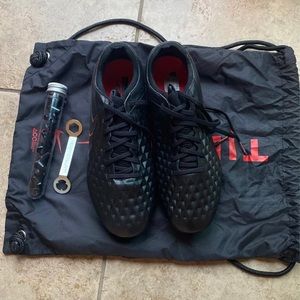 Nike Tiempo Mens size 6.5 cleats with metal studs brand new